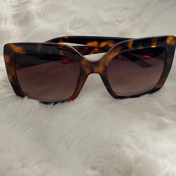 Oscar De La Renta Tortoise Shell Square Sunglasses - Picture 5 of 6